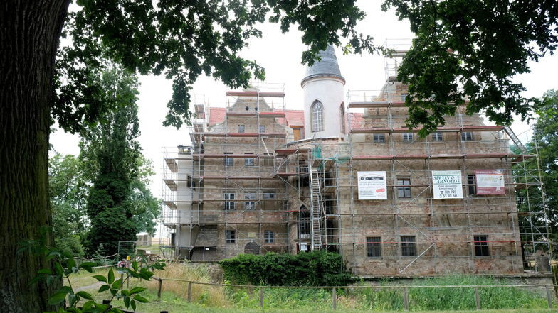 Das Wasserschloss Oberau hat noch bis zum Oktober ein Gerüst um die Fassade. Bis dahin sollte der Förderverein eine Maßnahme erledigen, die bislang noch nicht eingepreist war. Sonst wird es teuer.