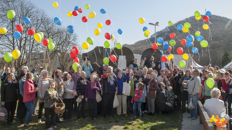 Bunte Luftballons machen Werbung für das Freitaler Stadtjubiläum. Seit Sonnabend steht dafür auch ein Wanderdenkmal in der Stadt.