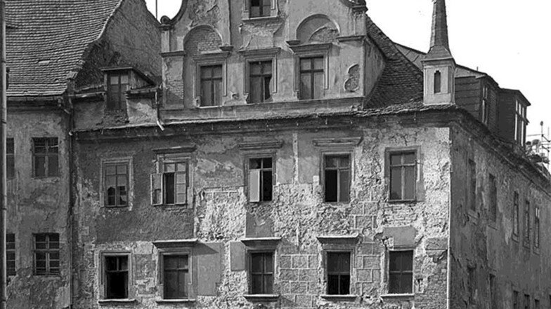 In seiner Ausstellung „Görlitz – Auferstehung eines Denkmals“ zeigte der Fotograf Jörg Schöner das Haus Peterstraße 7 in der Altstadt vor ...