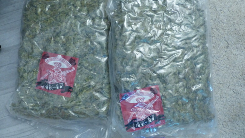Zwei große Päckchen Marihuana sind Teil des Razzia-Ergebnisses.
