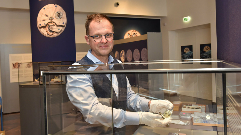 Museumsleiter Ulf Molzahn zeigt das älteste Exponat der neuen Sonderausstellung, eine 1848 gebaute Taschenuhr der Firma Lange.