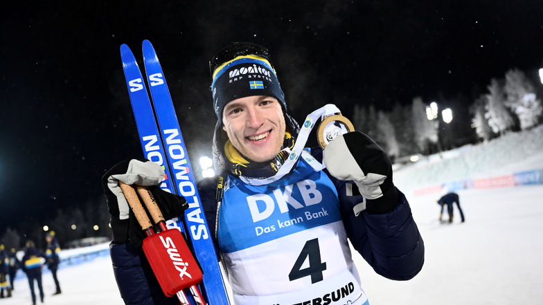 Sebastian Samuelsson aus Schweden jubelt nach seinem Sieg bei der Verfolgung beim Weltcupauftakt in Östersund.