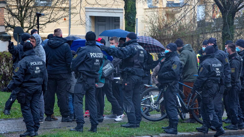 Die Ringspaziergänge in Zittau wurden teils von einem massiven Polizeiaufgebot begleitet.