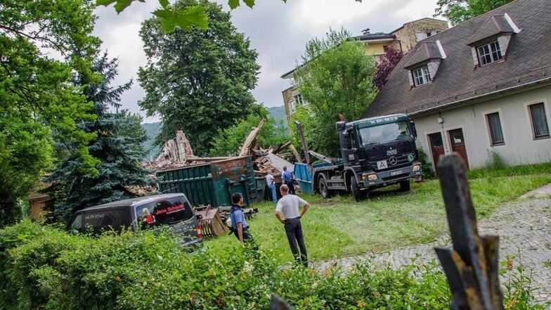 Erst ein Polizeieinsatz beendete die illegalen Arbeiten. Von der neobarocken Villa am Blasewitzer Elbufer ist nur noch ein Trümmerhaufen übrig.
