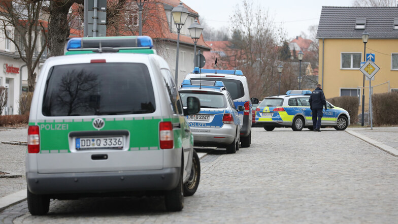 Nach einer Bombendrohung gegen das Großröhrsdorfer Rathaus war die Polizei mit einem Großaufgebot vor Ort.