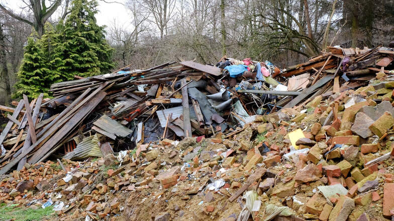 Dieser Müllhaufen ärgert seit Monaten die Bewohner von Nimtitz. Das Landratsamt ließ hier ein ruinöses Wohnhaus abreißen. Der Müll blieb einfach liegen.
