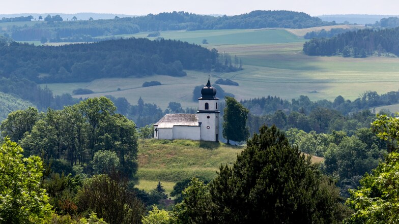 Auf einem Hügel steht die Kapelle St. Clara im vogtländischen Heinersgrün:  Im Vogtlandkreis lebt es sich einer Studie zufolge deutschlandweit am günstigsten.