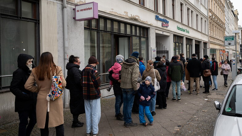 Bis auf den Demianiplatz reichte die Schlange an Interessierten zum Kostümverkauf des Gerhart-Hauptmann-Theaters in Görlitz im Februar.
