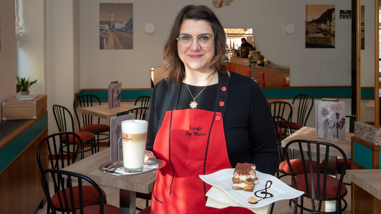 Sie sind wieder da: Großenhains Eisfamilie empfängt seit Dienstag wieder Gäste in ihrem Cafe "San Marco". Lara Marcon empfiehlt angesichts der niedrigen Temperaturen das frisch gemachte Tiramisu.