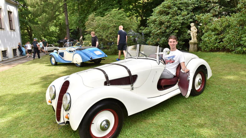 Dominik Schomer sitzt in einem BMW-Prototypen von 1936.