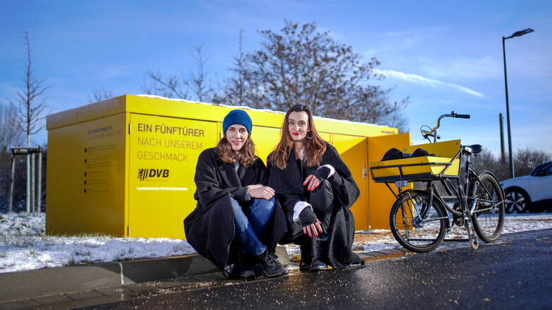 Liv Nilsson und Anja Klett (v.l.) testen unter anderem auf dem Gelände der Dresdner Verkehrsbetriebe eine ihrer Fahrrad-Garagen. Bald sollen sie zum Stadtbild gehören.