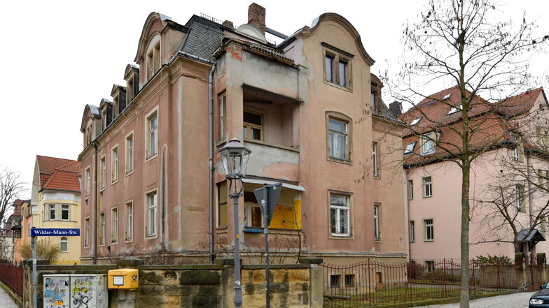 Das Wohnhaus in der Wilder-Mann-Straße 44 in Dresden steht leer. Es soll einem Neubau weichen - das ist aber umstritten.
