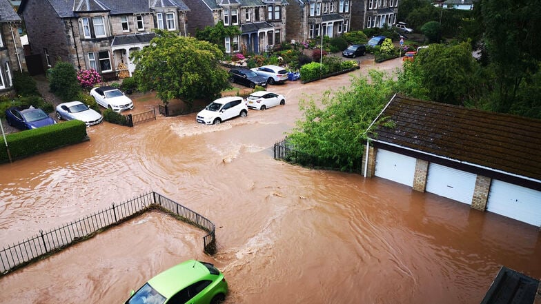 Eine Straße in einem Wohngebiet in der Stadt Perth ist in Folge von Unwettern überschwemmt.
