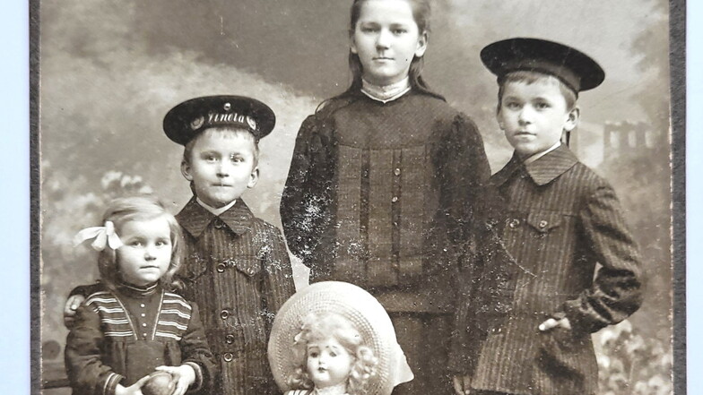 Waren die Kinder aus dem Kleinkindalter herausgewachsen, war das Gröbste überstanden. Nahezu jeder hatte Geschwister, die ihre Kindheit nicht überlebt hatten. Auf diesem Bild aus der Zeit um 1910 sind Geschwister aus Mügeln (heute Heidenau) zu sehen.