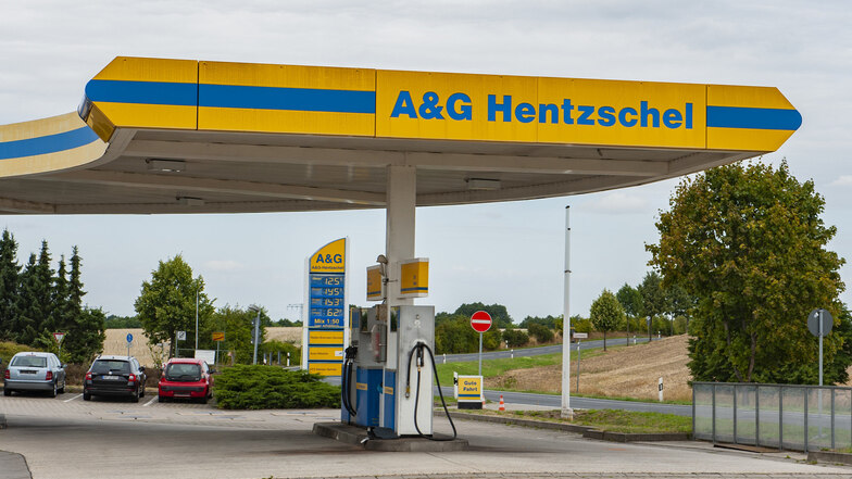 Ruhe vor dem Sturm: Die Tankstelle im Großenhainer Ortsteil Zschauitz war für Kunden am Montag nur zeitweilig zugängig. Die Crew des „Tatort“ drehte Szenen für den neunten Fall aus Sachsen.