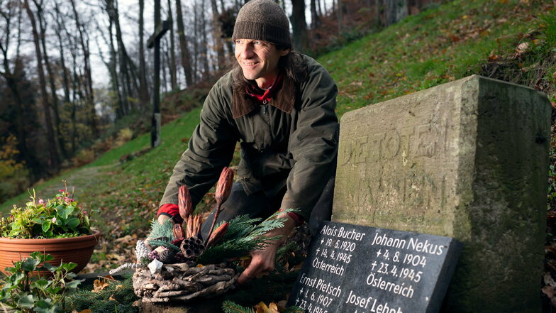 "Die Toten mahnen": Friedhofsmitarbeiter Matthias Maune an der erneuerten Kriegsgräberstätte auf dem Friedhof Bad Schandau.