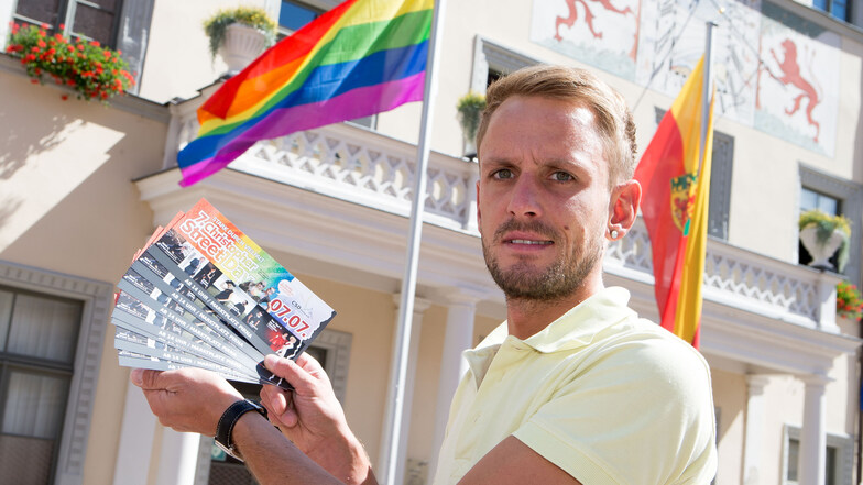 Christian Hesse steht vor dem Rathaus, das 2018 die Regenbogenflagge anlässlich des Christopher Street Days hisste.