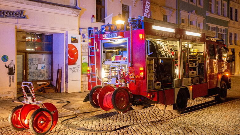Am Sonntagabend musste die Feuerwehr in einem leerstehenden Gebäude am Rathausplatz in Zittau in Brand geratene Papierstapel löschen.