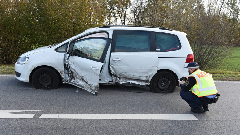 Am VW Sharan entstand bei dem Unfall Totalschaden, der Fahrer blieb unverletzt.