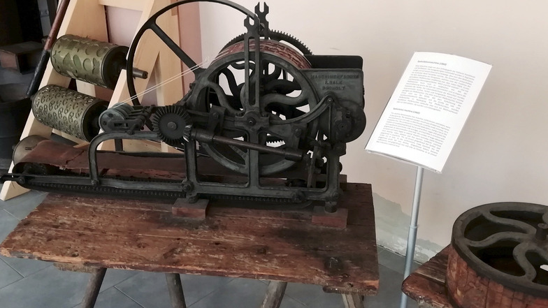 Viele Exponate wie diese Spekulatiusmaschine wurden jetzt im Pulsnitzer Pfefferkuchenmuseum besser in Szene gesetzt.