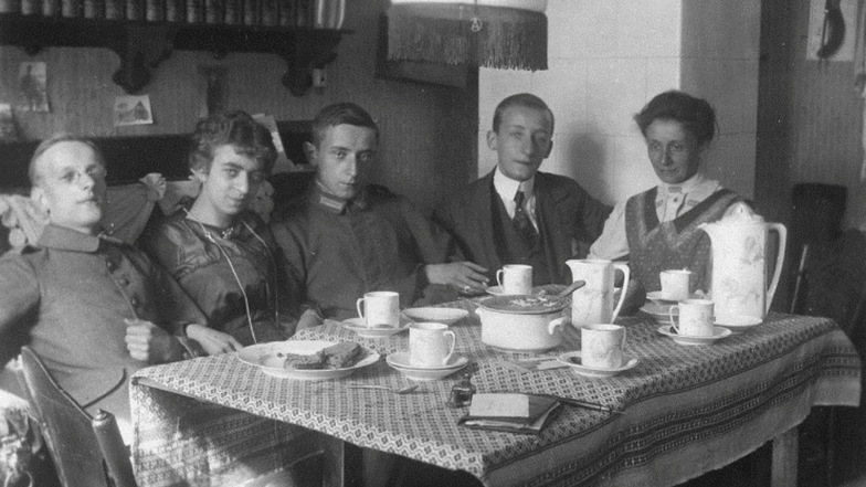 Auf Fronturlaub im Juli 1917 in der Wohnung der Familie Heimann, Theodor-Körner-Straße 10. Willy Schmidt (links) und Herbert Heimann (3. von links) waren damals Nachbarn und wurden Freunde fürs Leben.