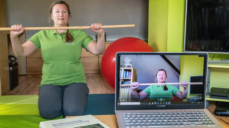 Per Video-Chat aus dem heimischen Wohnzimmer bietet Physiotherapeutin Kristin Wätzig Krankengymnastik an. Die ist speziell für Kinder und Jugendliche mit Haltungsschäden gedacht.