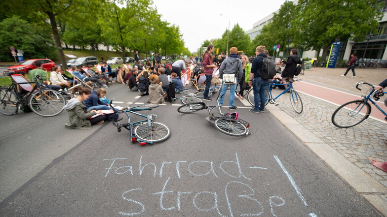 2019 forderten Demonstranten, den Zelleschen Weg in Dresden zur Fahrradstraße umzubauen. Realistisch waren solche Pläne nie, Streit um die Planungen gibt es aber weiter.