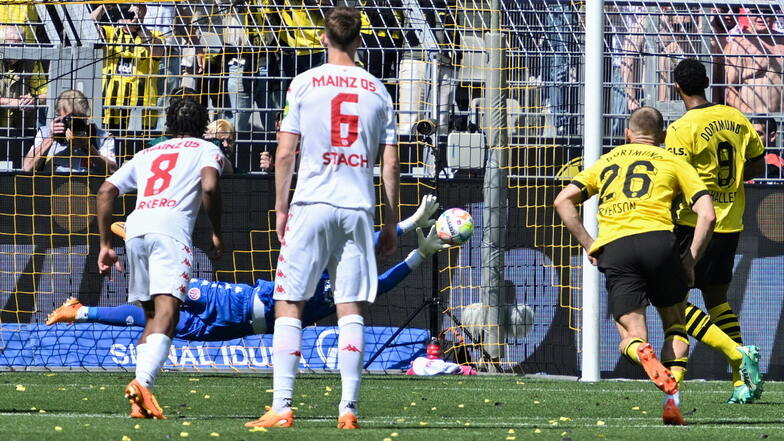 Der Dortmunder Sébastien Haller verschießt einen Strafstoß.