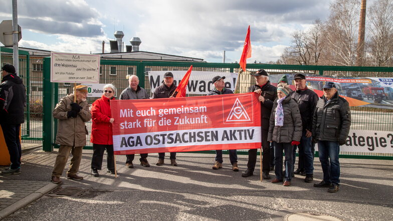 Zur 20. Mahnwache vor dem Tor des Waggonbaus Niesky gab es moralische Unterstützung von Mitgliedern der Außerbetrieblichen Gewerkschaftsarbeit (AGA) der IG Metall Ostsachsen.