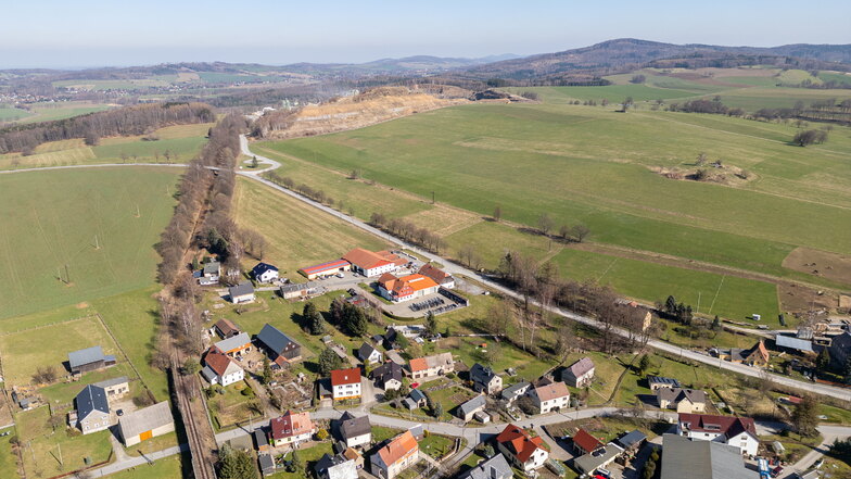 Der Steinbruch in Oberottendorf soll erweitert werden. Schon jetzt rücken die großen Halden nahe an den Ort heran.
