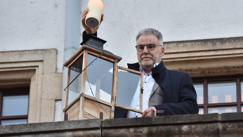 Oberbürgermeister Uwe Rumberg lässt jetzt eine Kerze ständig auf dem Rathausbalkon in Freital brennen.