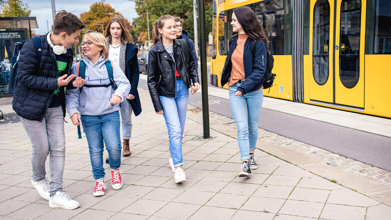 Ab jetzt selbstbestimmter unterwegs: Ab 1. August wird Bus- und Bahnfahren für Schüler deutlich günstiger. Das Bildungsticket macht’s möglich.