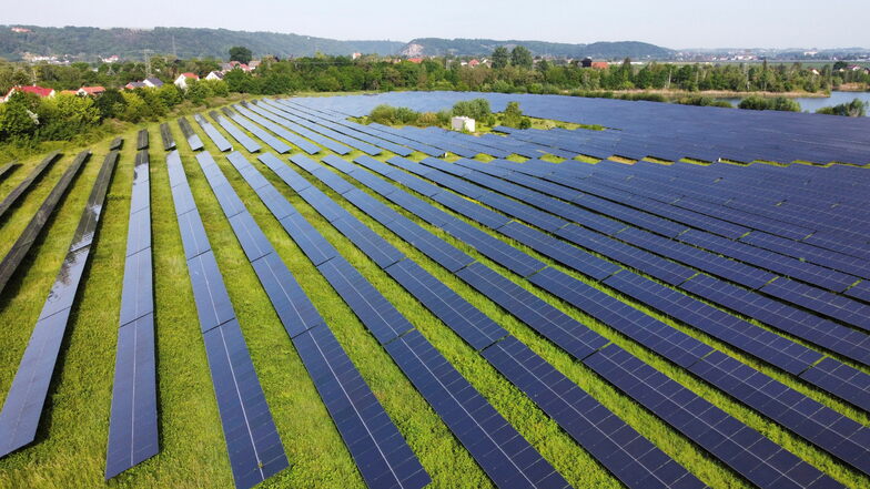 Ein großer Solarpark wie hier zwischen Coswig und Brockwitz soll in Grünlichtenberg gebaut werden. Das Projekt ist umstritten.