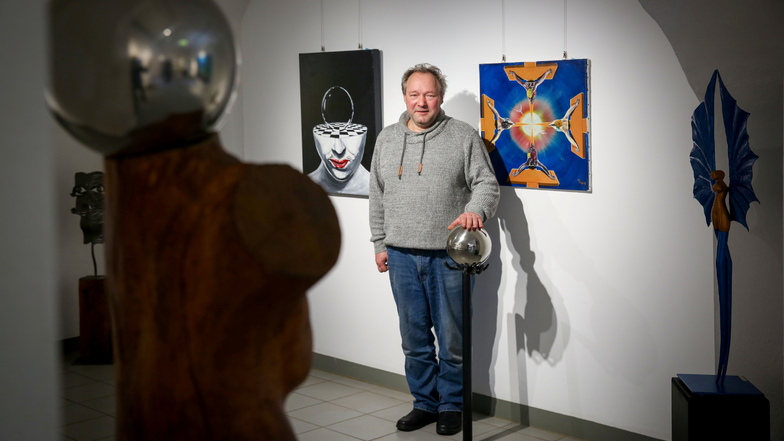 Der Maler und Metallkünstler Knut van der Vinzburg zeigt im Museum der Westlausitz in Kamenz einige seiner Werke. Die Ausstellung trägt den Titel "Im & Ex : Pressionen".