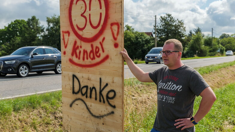 Die selbst gemalten Verkehrsschilder haben in Tanneberg etwas in Gang gebracht, sagt Christoph Kürbis.