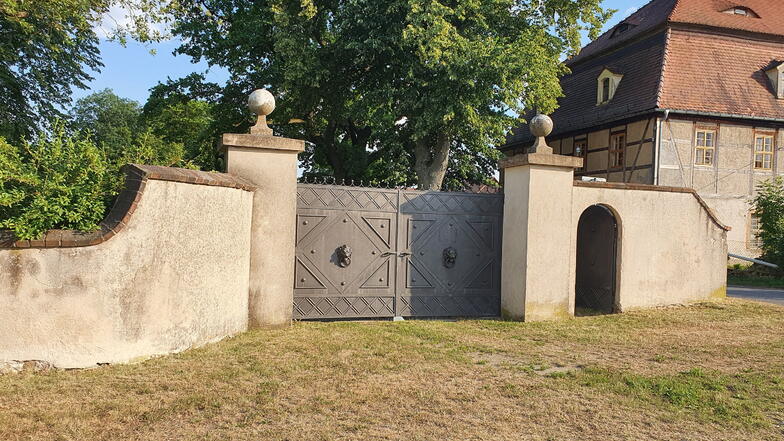 Der Park in Röhrsdorf bietet Idylle pur. Er ist von einer großen Mauer umgeben - doch die ist an mehreren Stellen beschädigt.
