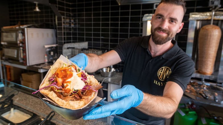 Majd Alyoub ist eigentlich Sushi-Macher, hat sich nun aber auf Döner spezialisiert. In seinem ersten eigenen Laden namens Hayat in Dresden gibt es auch etwas ungewöhnliche Kombinationen. Schonmal einen Döner mit Antipasti gekostet?