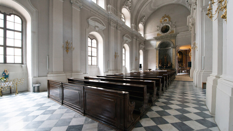 Viel Platz ist im linken Seitenschiff der Hofkirche derzeit bei Gottesdiensten. Nur bis zu 38 Gläubige dürfen teilnehmen, um den nötigen Sicherheitsabstand zu gewährleisten.