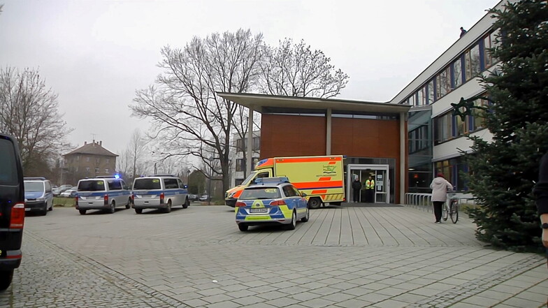 Polizei sichert am Donnerstag das Rathaus Coswig, in dem eine 35-jährige Frau mit einer Axt auf ihren Begleiter eingeschlagen hatte.