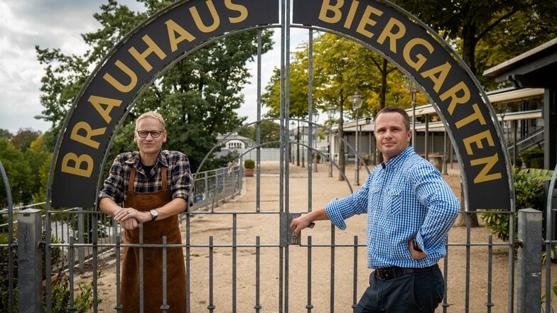 Das sind die Männer, die das Brauhaus am Waldschlösschen retten: Benjamin Hamm (r.), Geschäftsleiter vom Wenzel Königstraße, und Braumeister Holger Stark, der seit 1997 hier Bier braut.