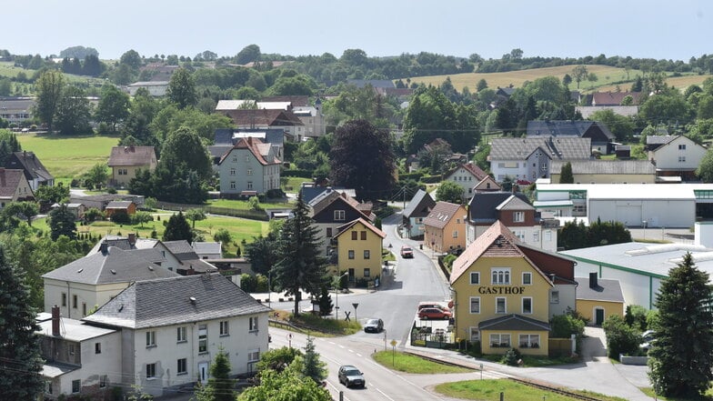 Ein Blick über Obercarsdorf. Hier wird am Mittwoch die Jury des Dorfwettbewerbs sich umsehen, ebenso im Nachbarort Hennersdorf.
