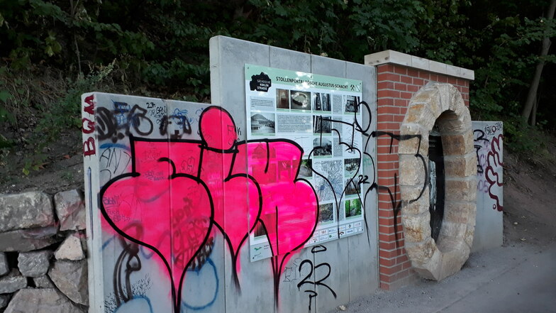 Knallpink prangt das Graffiti auf der neu angelegten Schauanlage. am Müllers Weg in Freital.