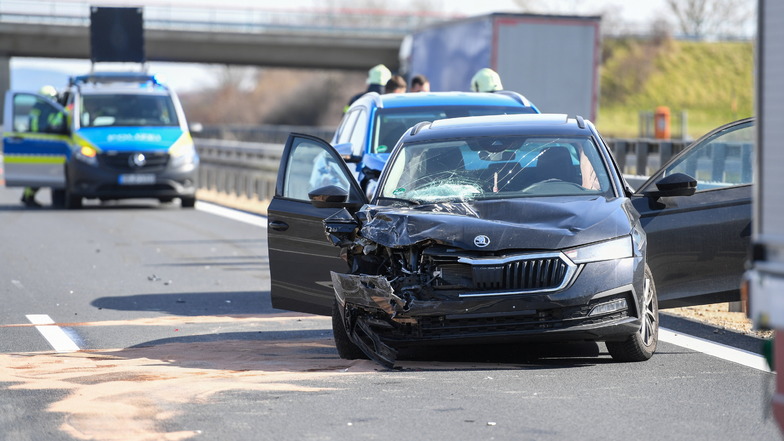 Bei einem Unfall auf der A4 bei Weißenberg wurden drei Personen verletzt.
