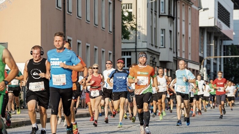 Mittwochabend in Bautzen: Trotz der Hitze traten über eintausend Freizeitsportler beim DAK Firmenlauf an.