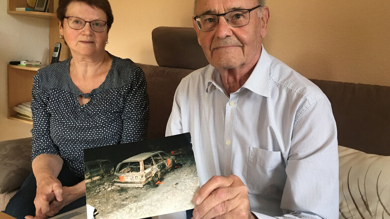 Ludwig Mayer (77) hält ein Foto seines bei der Katastrophe im Tauerntunnel ausgebrannten VW-Passats in der Hand. Die 71-jährige Eva Mayer hat heute noch Angst vor Lastwagen. Sie gehörten zu den Überlebenden des Unglücks, das am 29. Mai 1999 zwölf Tote und