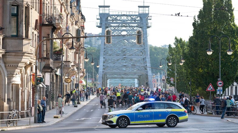 Im Vorjahr demonstrierte der ADFC auf dem Blauen Wunder in Dresden, um auf die fehlenden Radwege hinzuweisen. Ab Montag setzt die Stadt die Forderung vorerst als Verkehrsversuch um.