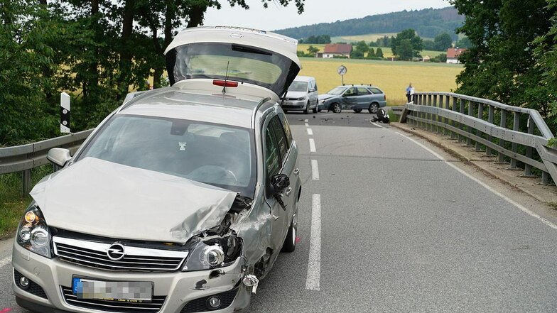 Durch den Unfall ist beim Opel das Vorderrad herausgerissen.