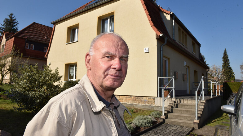 Jürgen Menzel vor seinem Haus an der Oberhausener Straße in Freital. Das Problem mit den Hausnummern ist inzwischen geklärt. Doch der Wasserversorger rechnet auch weiterhin viermal ab.