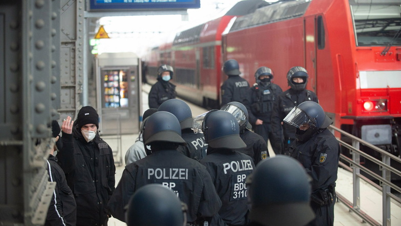 Bereits am Hauptbahnhof wurden "Querdenken"-Teilnehmer wegen des Demo-Verbots abgefangen.