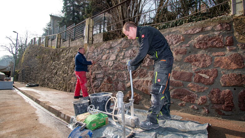 Robert Schau (links) und Daniel Brosek von der Firma Brücken- und Spezialbau Meißner GmbH haben an der Leisniger Bergstraße ein Stück marode Stützmauer stabilisiert.